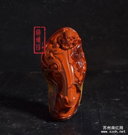 南红玛瑙石带皮巧雕作品