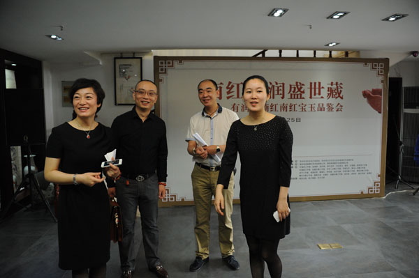 南京市民与南红专业委员会会员、苏工名家合影
