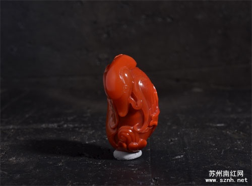 鹅如意 吉祥如意俏色巧雕南红鉴赏