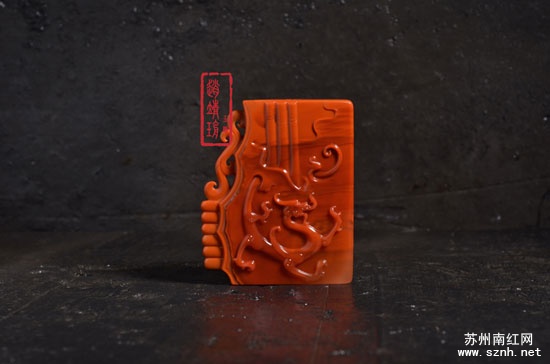 龙凤呈祥精雕南红对牌