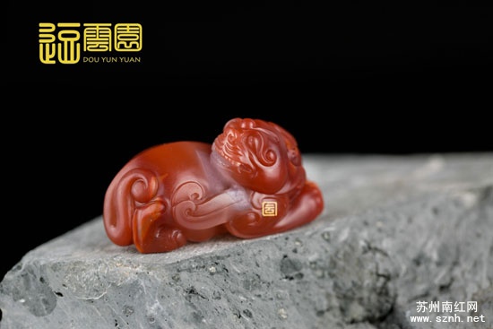 瑞兽呈祥 玫瑰红南红玛瑙雕件带水晶