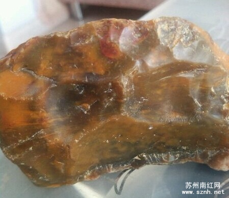 鉴玉 鸡肝石是一种颜色像鸡肝一样的天然石,也有人叫它鸡肝玛瑙,它是