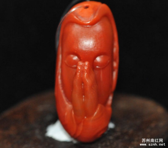 心系众生 满肉南红精雕挂件