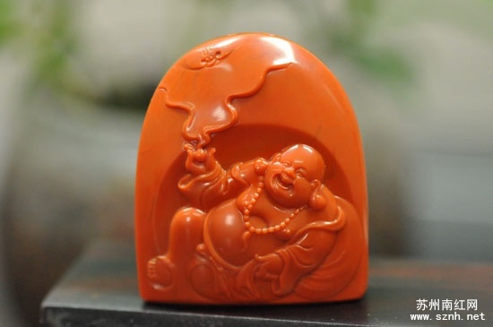 弥勒佛题材南红玛瑙雕件的寓意