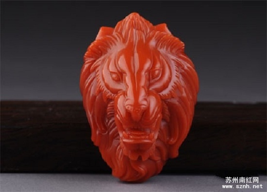 狮子主题南红玛瑙雕件的寓意
