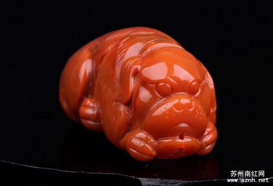 福狗题材南红雕件的文化寓意