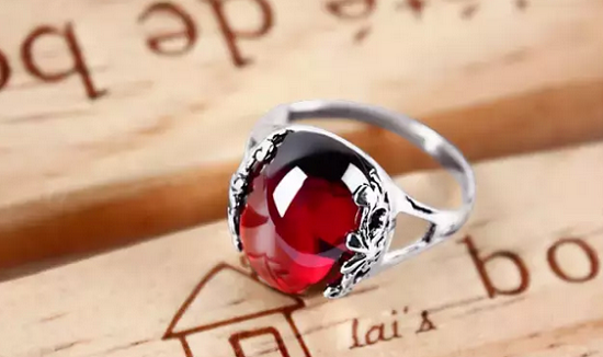 如何挑选一枚令人惊艳的石榴石戒指？